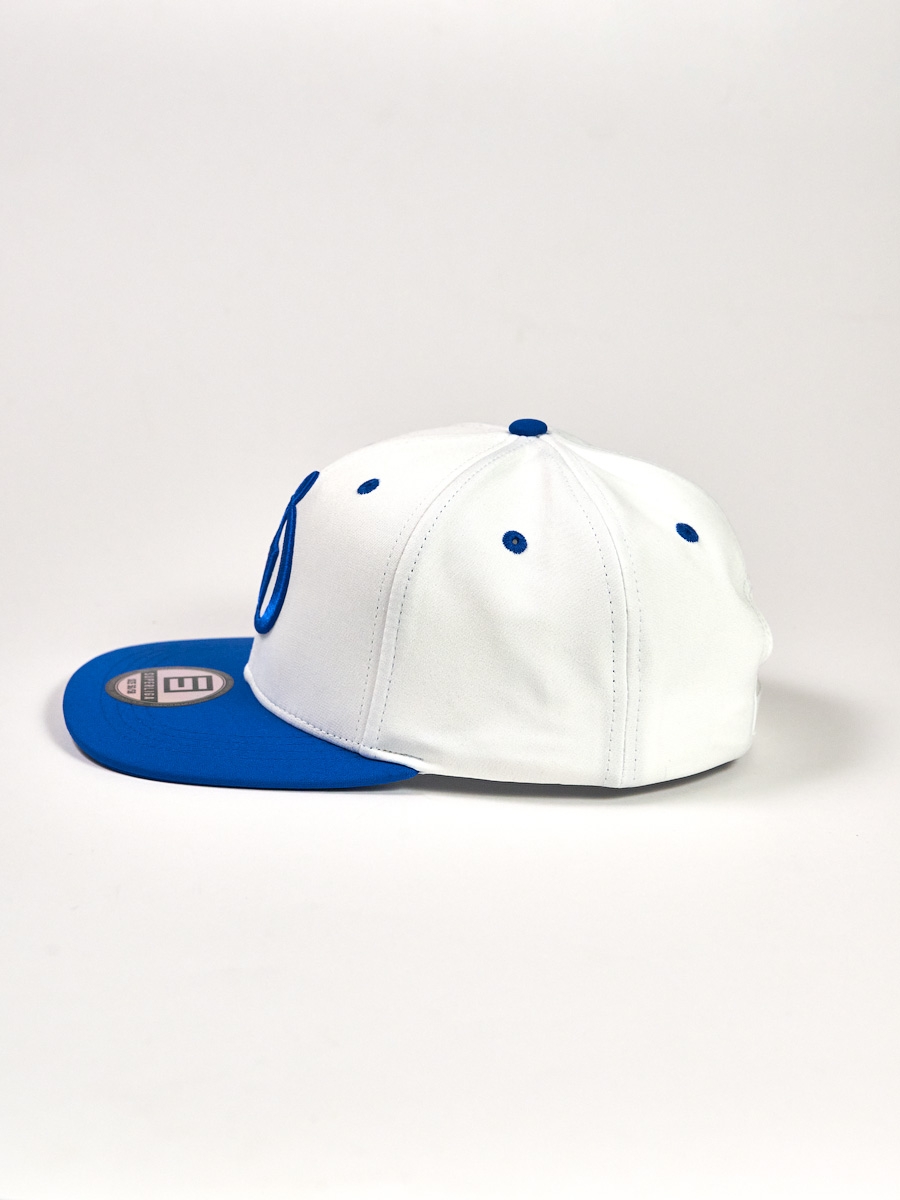 Бейсболка с прямым козырьком бело-синяя — фото 2